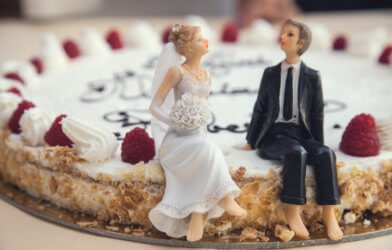 Bride and groom figures on a wedding cake