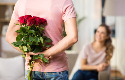 Man giving woman bouquet of roses, flowers