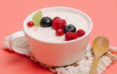 Yogurt with fruit toppings
