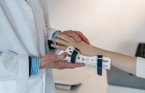 wrist pain cast