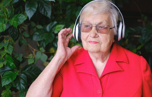 old person headphones sound
