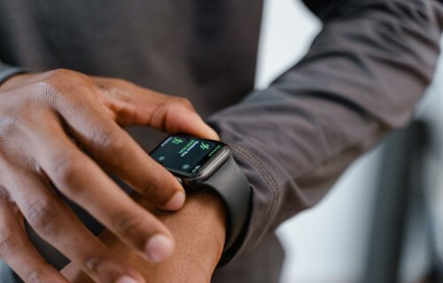 smartwatch, wearable technology monitors mental health, new study