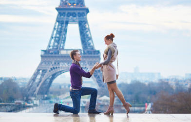 Marriage proposal in front of the Eiffel Tower in Paris