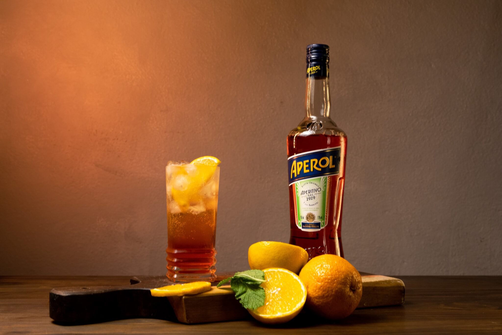 an aperol spritz and its ingredients