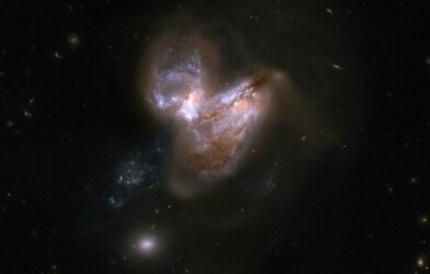 Image of 2 galaxies passing close to each other