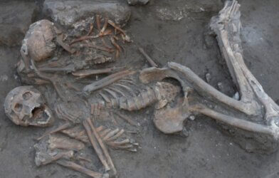 2 skeletons in an ancient tomb