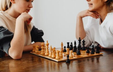 2 women playing chess
