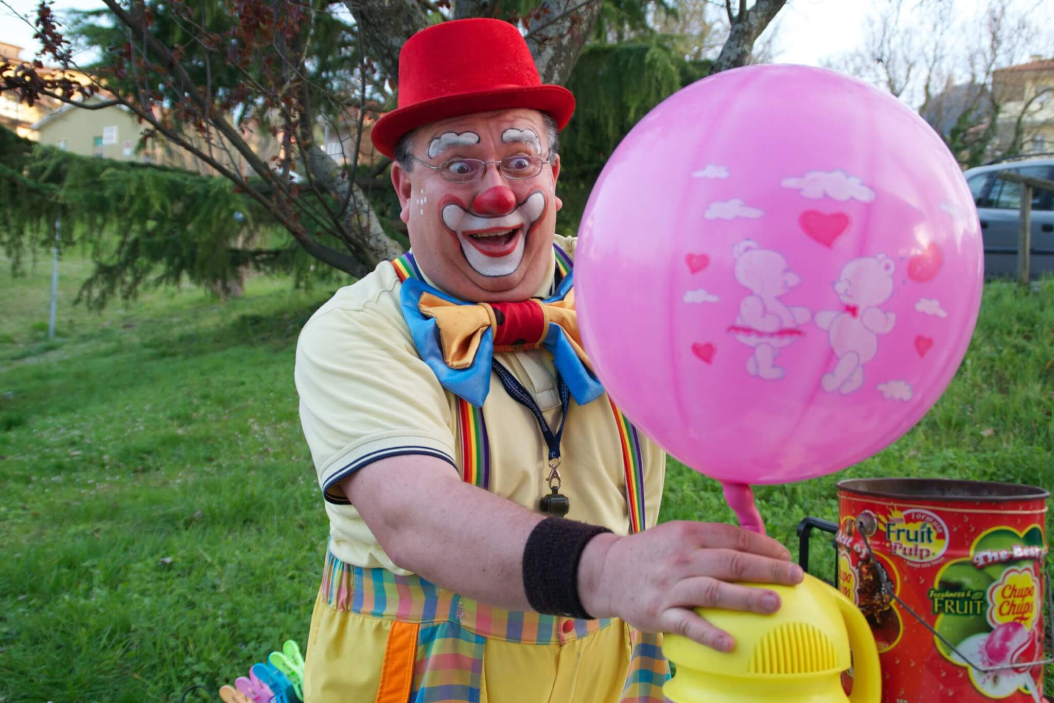 Clown Caramello blowing up a balloon