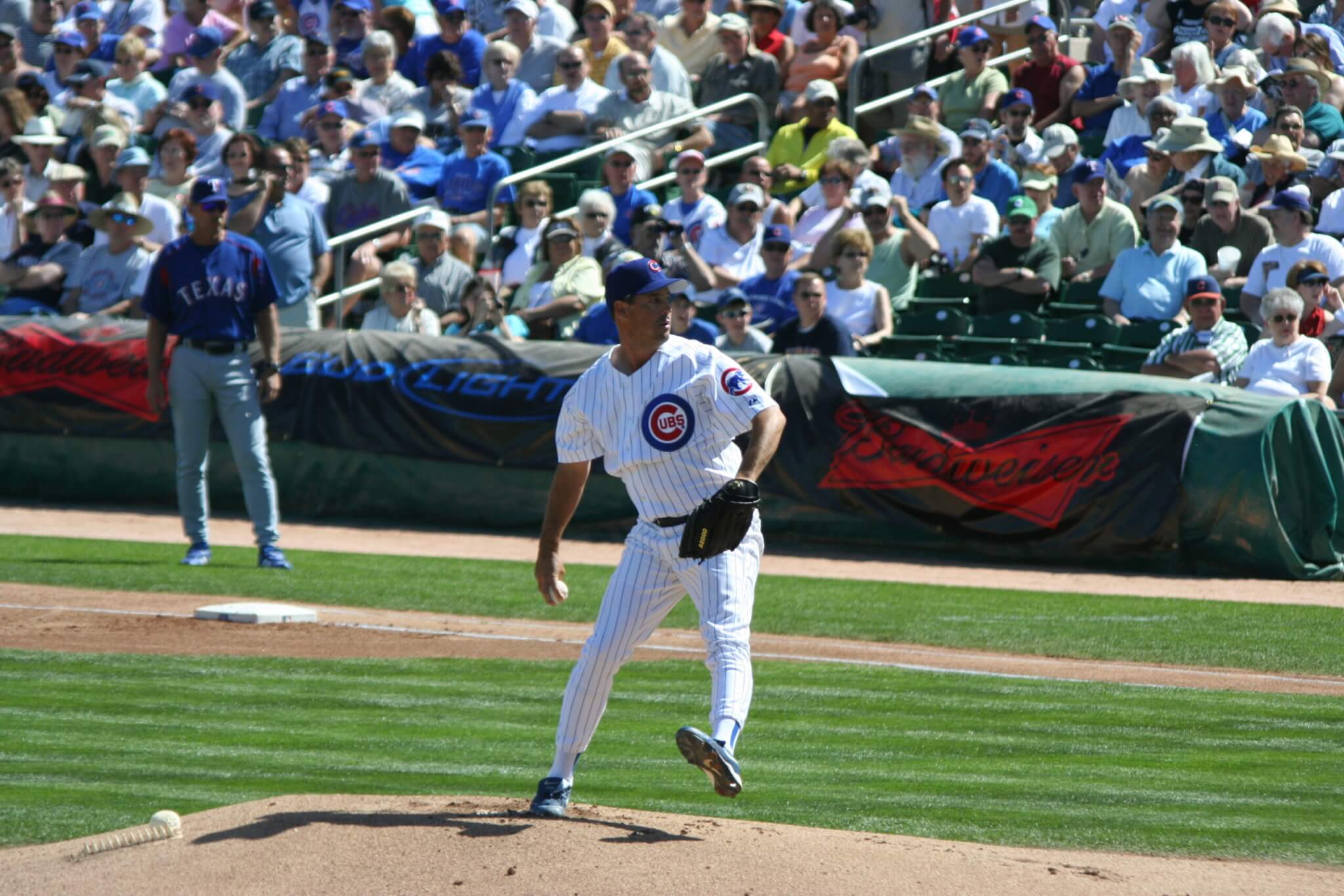 Greg Maddux pitching on Cubs