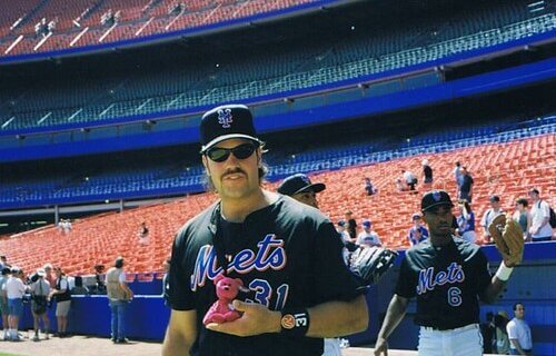 image of Mike Piazza, one of the best MLB catchers of all time