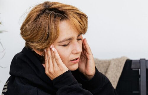 woman in pain migraine