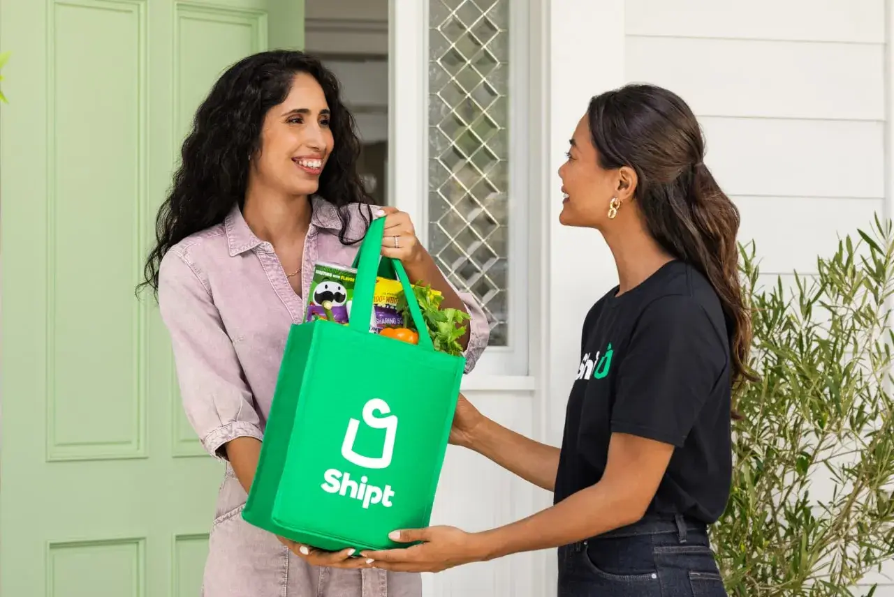 Shipt delivery driver giving woman groceries 
