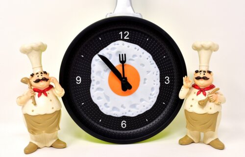 clock showing mealtime