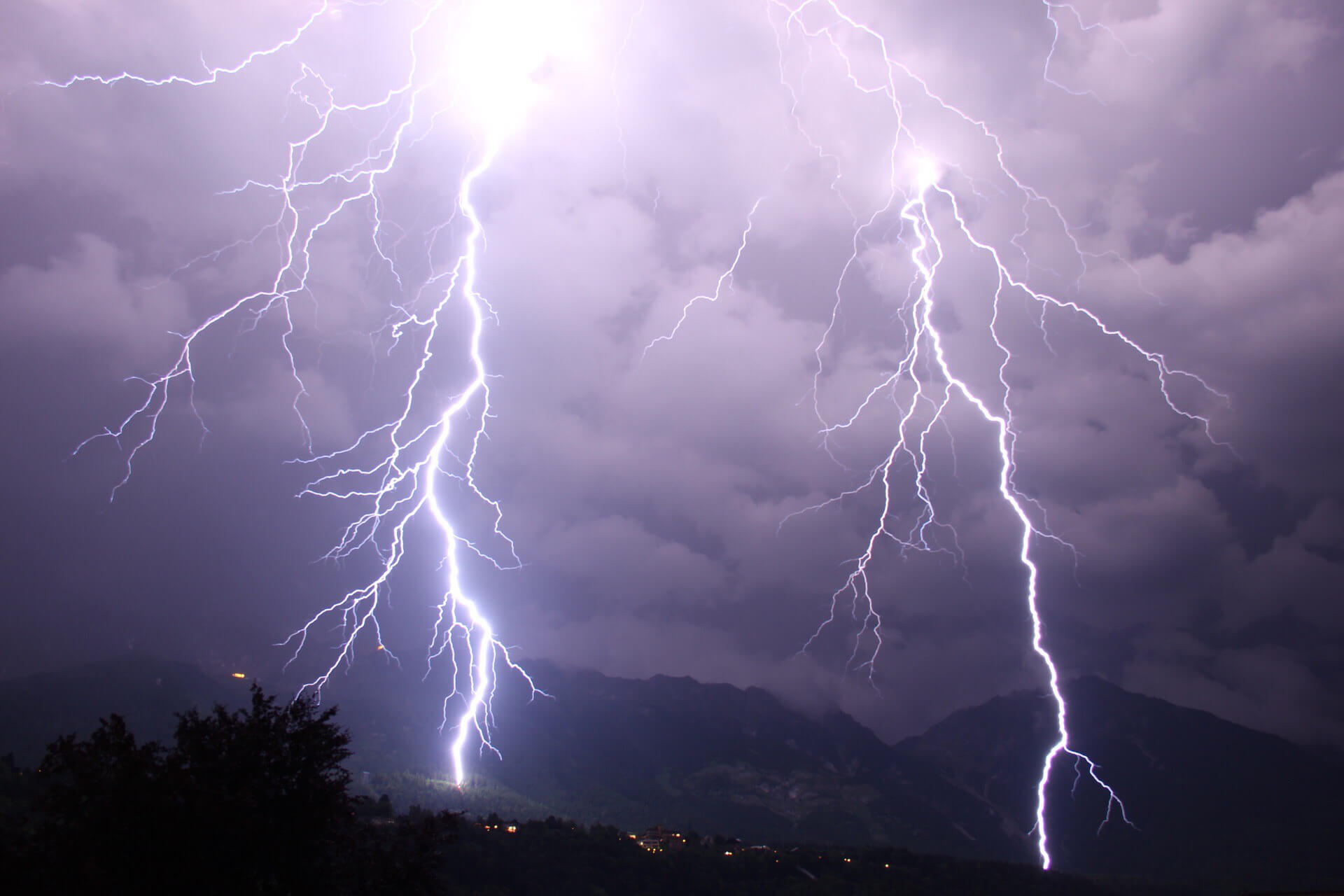 A team of researchers from Innsbruck has gained new insights into the development of lightning activity over the Alps. 