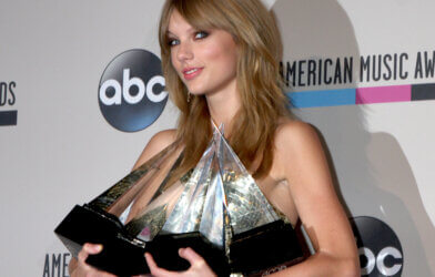 Taylor Swift at the 2013 American Music Awards