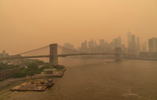 View on June 7, 2023 of hazy New York city skylines during bad air quality because smoke of Canadian wildfires brought in by wind (Credit: Shutterstock)