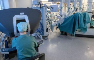 Robot-assisted keyhole surgery