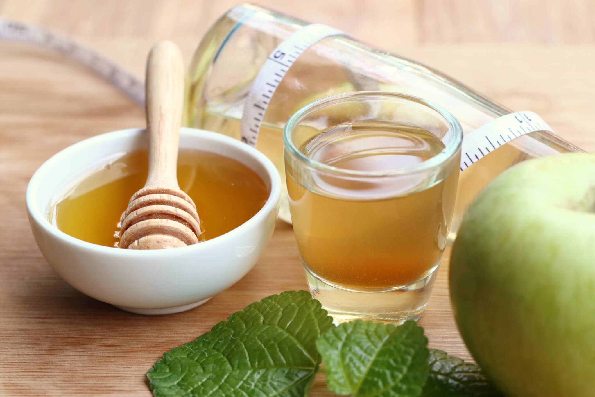 Уксус на тощак. Яблочный уксус и мед. Яблочный напиток с медом. Медовая вода. Яблочный уксус и мед для похудения.