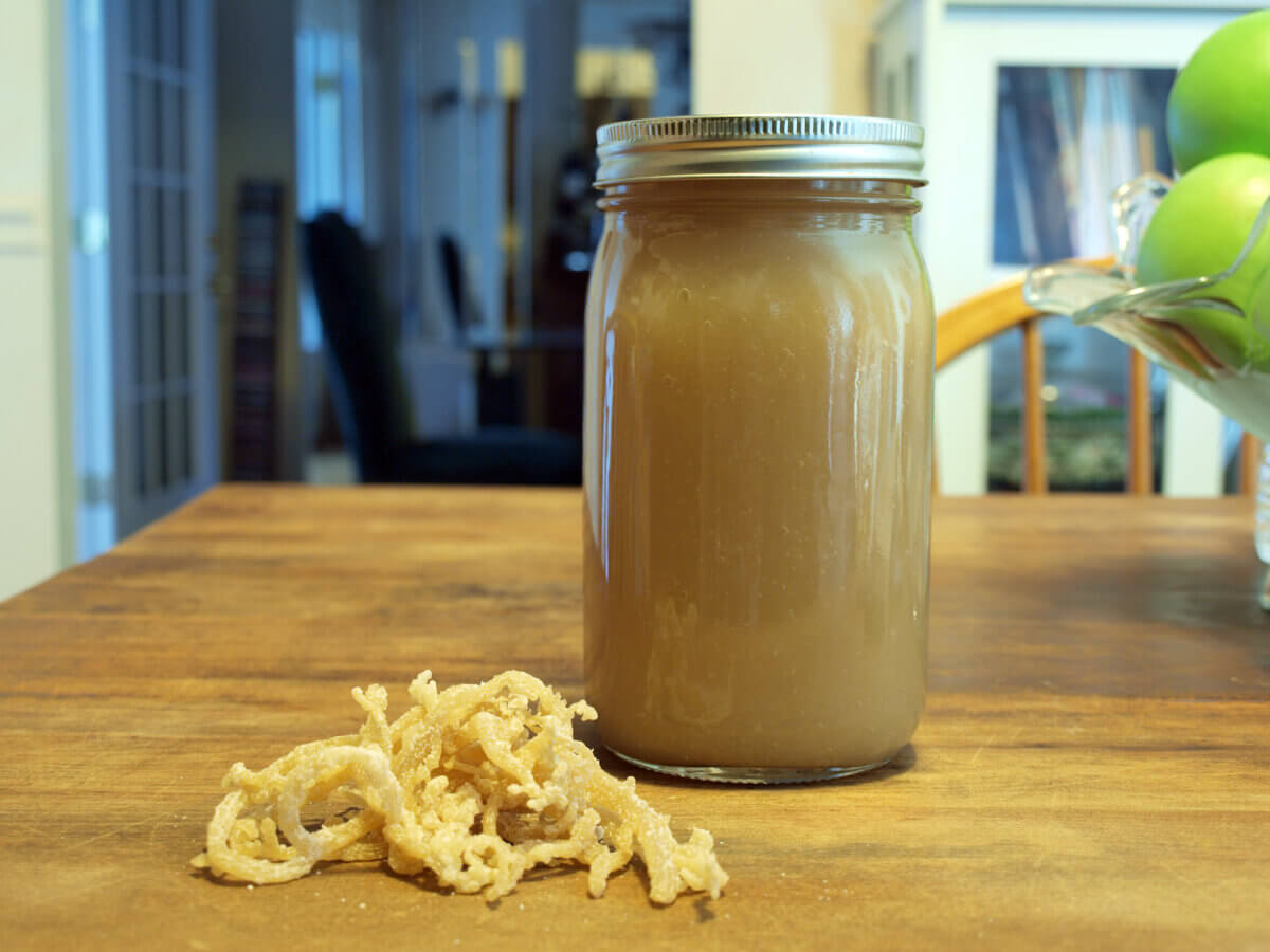 photo of sea moss in a natural, dry state and in a gel form