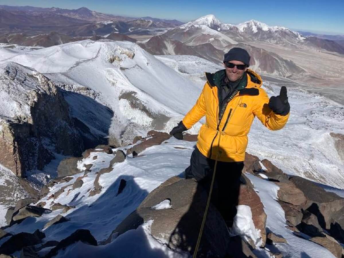 This photograph shows a member of the research team at the summit of Ojos del Salado, 6,893 m (Puna de Atacama, Chile-Argentina).