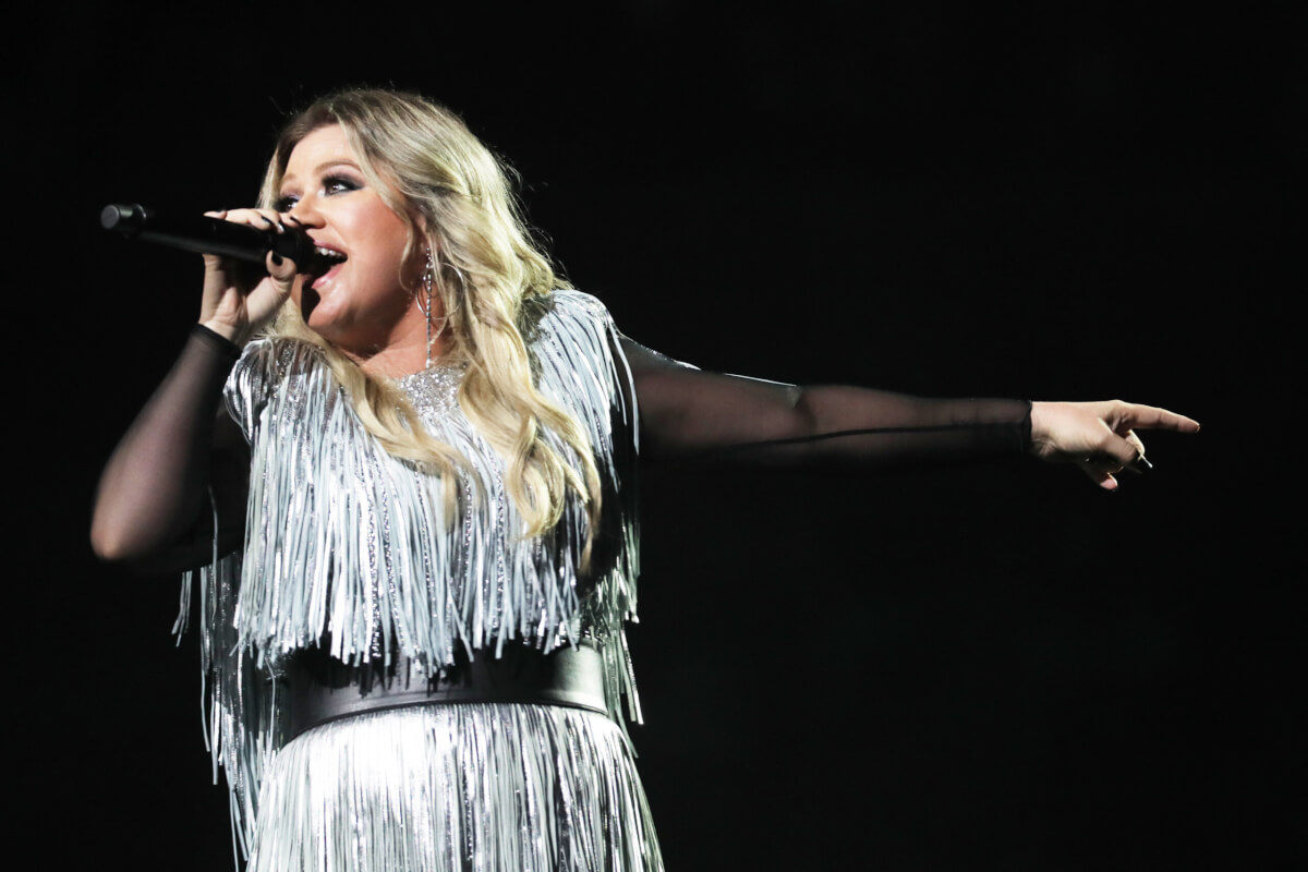 Kelly Clarkson performing in 2018