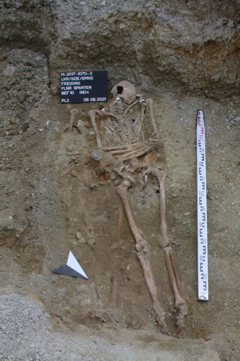 The skeleton with the iron prosthesis in the grave in Freising. 