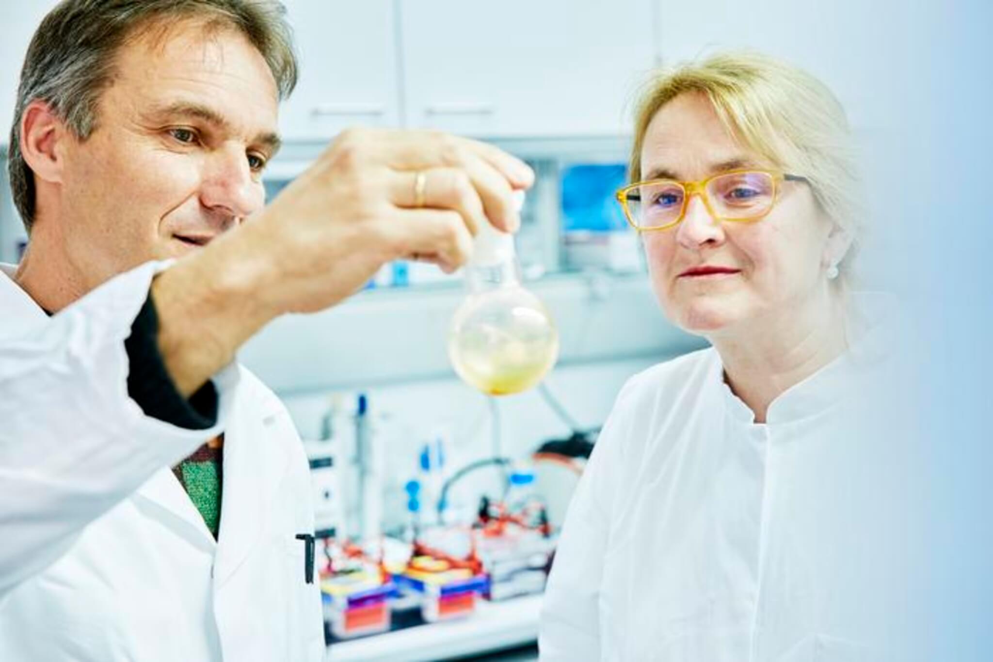 Dr. Bernhard Krismer and Professor Stephanie Grond in the microbiology laboratory of the University of Tübingen’s Interfaculty Institute of Microbiology and Infection Medicine Tübingen (IMIT). With their teams they worked on the discovery of the active substance epifadin