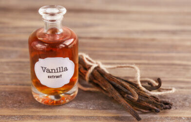 Vanilla extract and raw vanilla beans