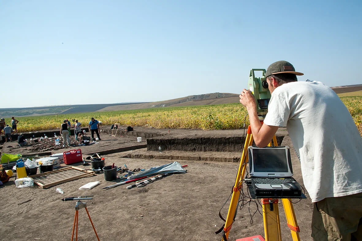 During archaeological excavations in the large Trypillia settlement of Stolniceni in the northwest of the Republic of Moldova, artifacts and building structures are measured to the nearest centimeter using an electronic tachymeter
