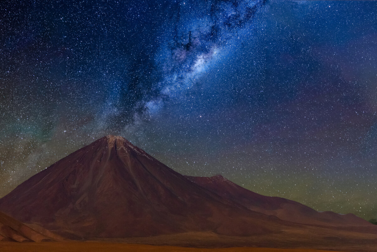 La Via Lattea sul vulcano Licancabur nel deserto di Atacama in Cile 