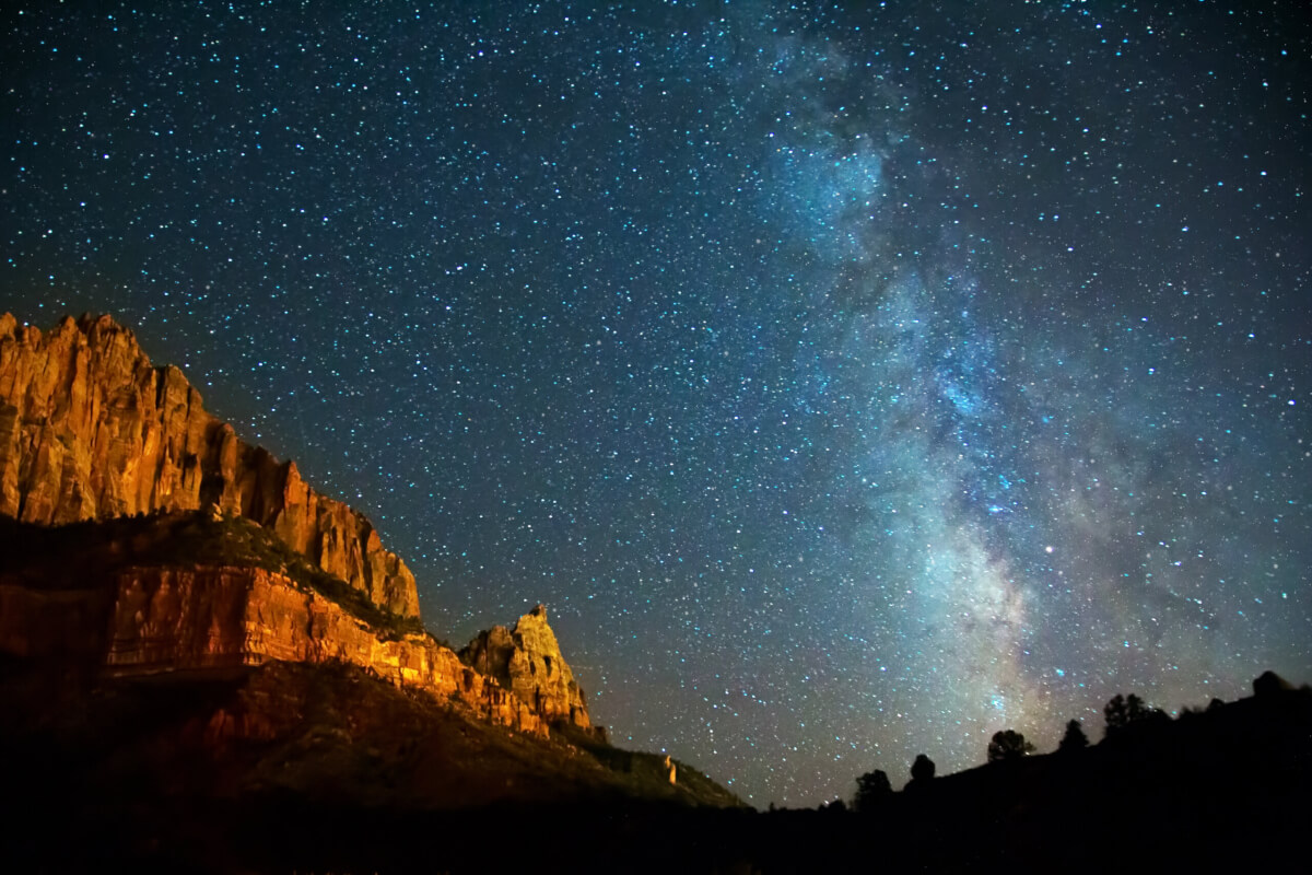 Un cielo notturno stellato nel Parco nazionale di Zion Canyon, Utah