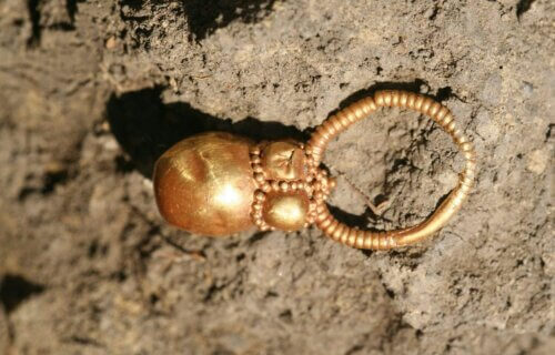 A gold earring from a 7th-century female grave at the Rákóczifalva site